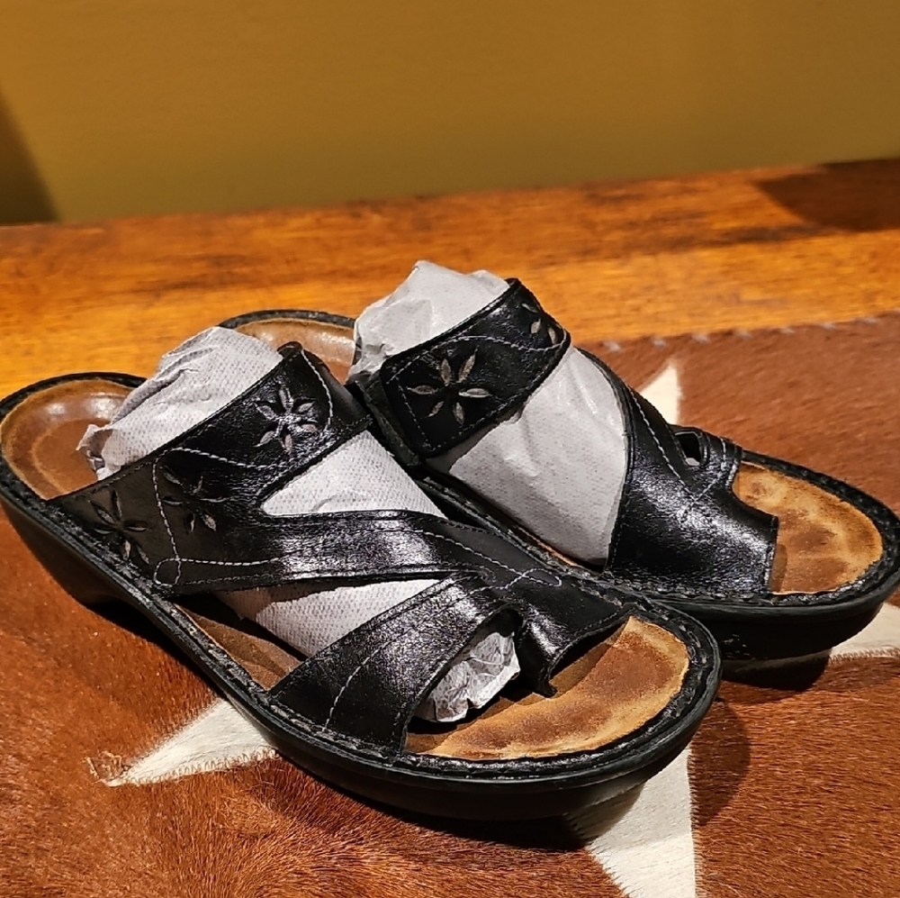 Naot Black Sandals with Crisscross Straps. Toe Ring. Floral Emboss. 8
